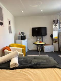 Self-Contained Studio with Ensuite & Private Access - 0