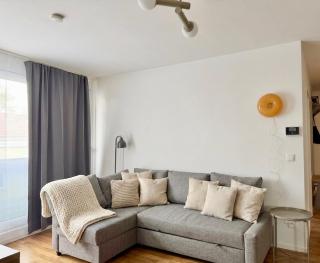 Modern 2 Bedroom Apartment with Free Parking - 4