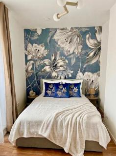 Modern 2 Bedroom Apartment with Free Parking - 1