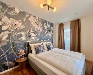 Modern 2 Bedroom Apartment with Free Parking - 2