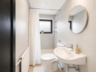 CROWN LIVING Basic Studios - Self Check-In - Free Parking - Highspeed WiFi - Ideal for Holiday and Work Stays - 1