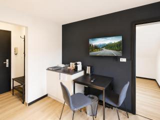 CROWN LIVING Basic Studios - Self Check-In - Free Parking - Highspeed WiFi - Ideal for Holiday and Work Stays - 5