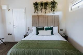 The Botanical - Luxury Glamping Lodge Cheshire - 0