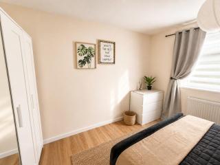 Charming House in Prime Location - Sleeps 7 - Free Parking, Fast WiFi, Smart TV with Netflix and Virgin TV by Yoko Property - 6