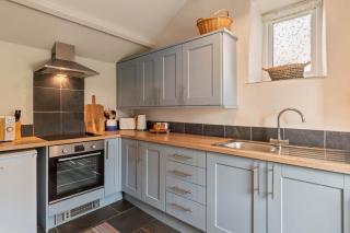 Secluded cottage with hot tub - 4