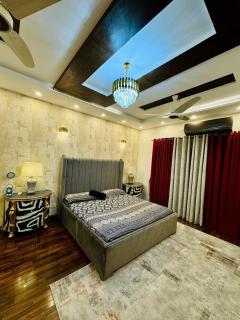 LUXURY 1Kanal 5BR MANSION in Lahore - 3