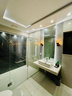 LUXURY 1Kanal 5BR MANSION in Lahore - 1