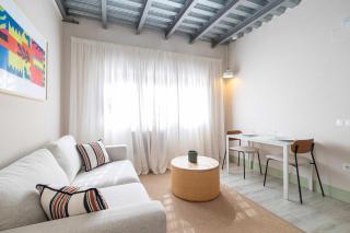 Bright Ground Floor Apt - 700m to Beach - 4
