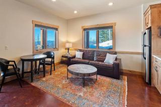 Sky House Whitefish • Ski-In/Out + Hot Tub + Views - 9