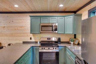 Steps to Lake! Pet-Friendly Murray Retreat w/ Deck - 7