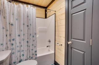 Steps to Lake! Pet-Friendly Murray Retreat w/ Deck - 1