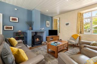 1 Courtyard cottage with hot tub and walled garden - 8