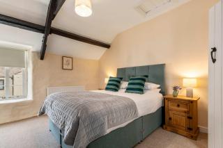 1 Courtyard cottage with hot tub and walled garden - 4