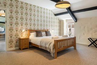 Courtyard Cottage with hot tub and walled garden -  - 5