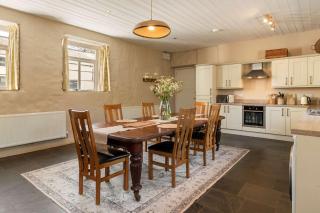 Courtyard Cottage with hot tub and walled garden -  - 4