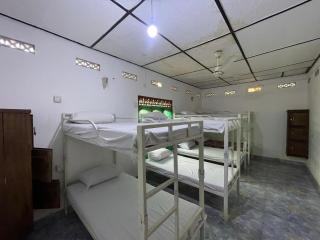Alas bay hostel n rooms - 4