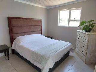 Charming 3-Bedroom Holiday Cottage in Somerset West - 0