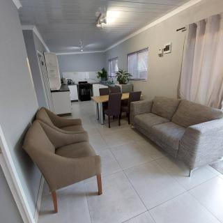 Charming 3-Bedroom Holiday Cottage in Somerset West - 4