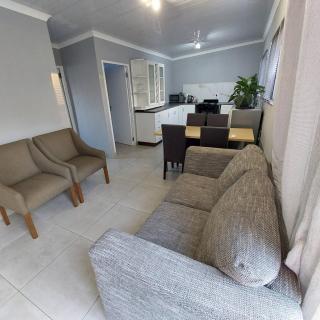Charming 3-Bedroom Holiday Cottage in Somerset West - 1