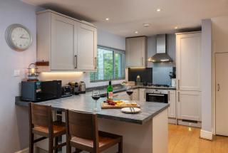 Stylish Truro Retreat Sleeps 5 With parking - 8
