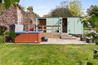 Shepherds Hut with Hot Tub - 7