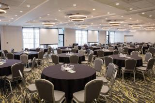 Holiday Inn Hotel & Suites Calgary South - Conference Ctr by IHG - 4