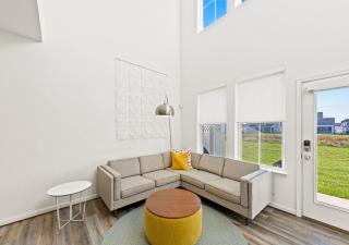 Modern Townhouse with Pool Gym & Tennis Near Beach - 3