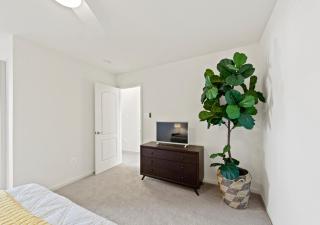 Modern Townhouse with Pool Gym & Tennis Near Beach - 5
