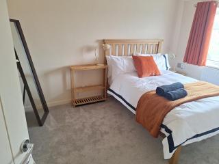Stylish 2 Bed Flat Walk to Station Free Parking St Neots - 5