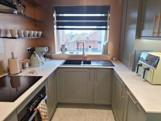 Stylish 2 Bed Flat Walk to Station Free Parking St Neots - 2