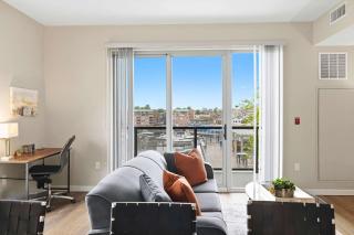 Bright Apt with Balcony - 8