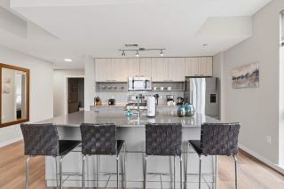 Bright Apt with Balcony - 6