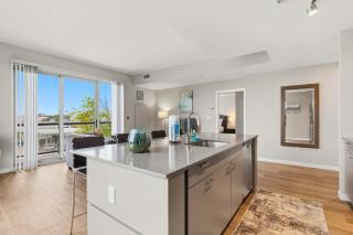 Bright Apt with Balcony - 7