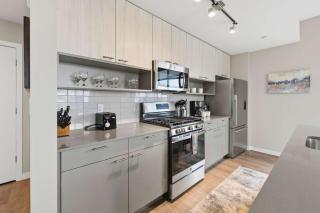 Bright Apt with Balcony - 4