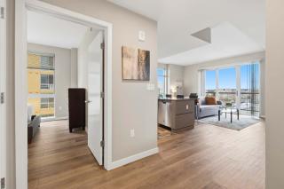 Bright Apt with Balcony - 2
