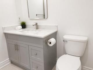 Toronto DownTown Stylish Queen Suite Private Bath Walk to Ossington Subway - 1