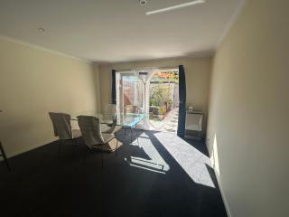 Peace and Love 2 Bedroom Townhouse West Melbourne - 4