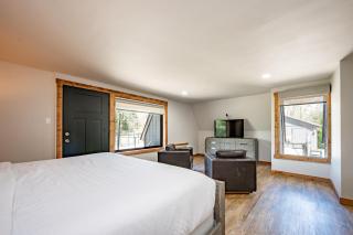 Cove Creek Lodge 101 Poolside Executive King Suite - 4