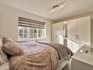 Stylish 2 BDR house in Grays Essex - 3