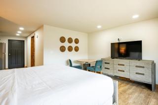 Cove Creek Lodge 105 Poolside Executive King Suite - 6