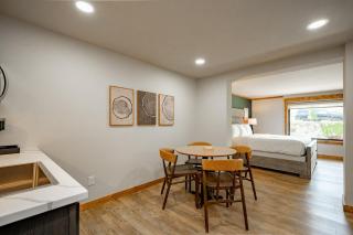 Cove Creek Lodge 104 Poolside Executive King Suite - 2