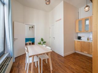 Lively City Getaway for 10 Near Meir - 4