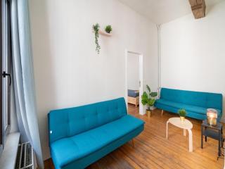 Lively City Getaway for 10 Near Meir - 3