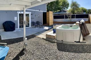 Southern Comfort - Hot tub - Modern - Relaxing - 0