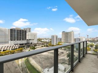 Free Parking & Rooftop Pool Access - Prime Condo - 0
