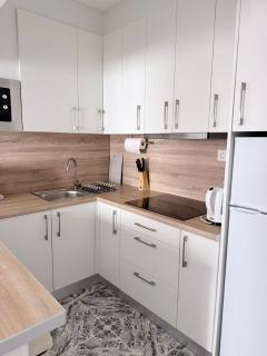 Stylish 1-Bed Apt, Walk to Beach & Amenities - 3