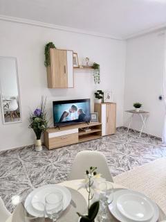 Stylish 1-Bed Apt, Walk to Beach & Amenities - 5