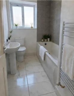 Wakefield- 6 bed- Bay parkingx2 - 5