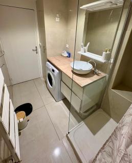 Large Studio Near Train station and Disney - 6