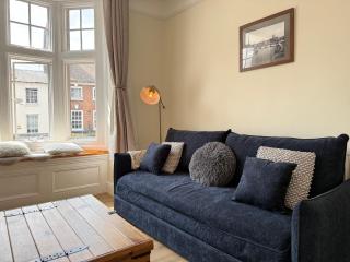 Central Worcester Apartment, Sleeps 4 - Free Private Parking - 0
